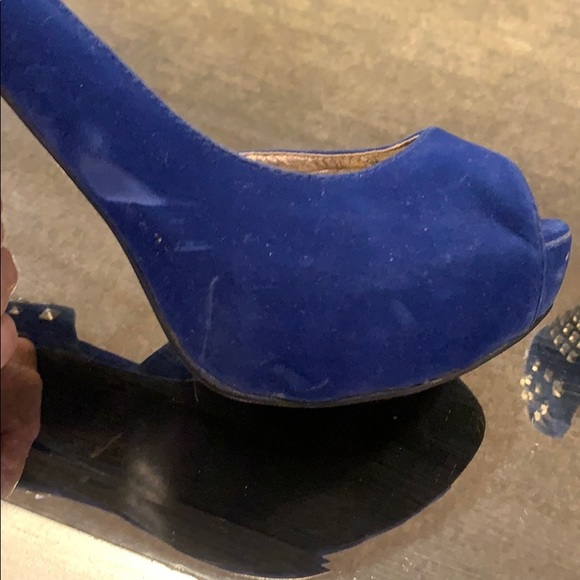 Velvet blue heels with silver studs - Picture 6 of 7